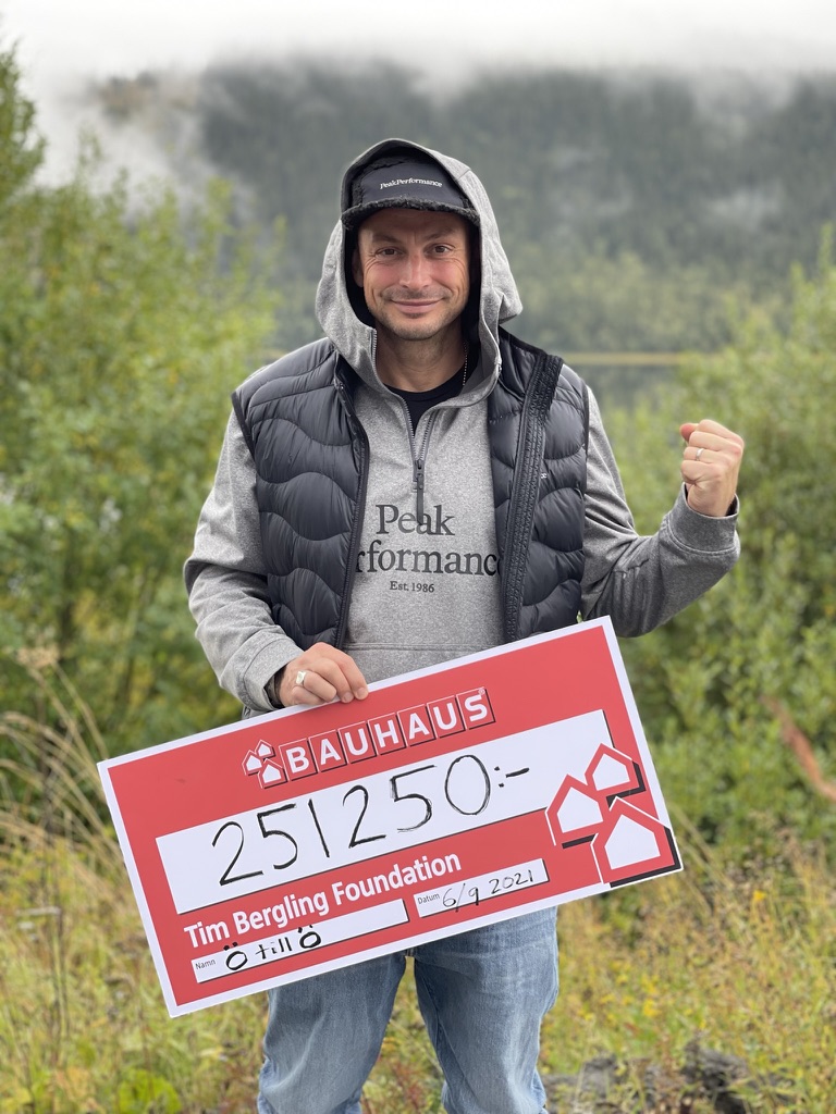 Petter Askergren håller upp en check på 251 250 kr till Tim Bergling Foundation